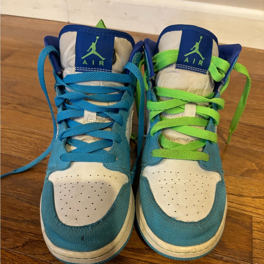 Jordan 1 mid se size 6.5